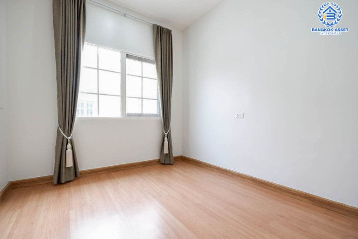 *****ทาวน์เฮ้าส์มือสองย่านกรุงเทพมหานคร ม.โกลเด้นทาวน์2 ลาดพร้าว-เกษตรนวมินทร์ หลังมุม! เนื้อที่กว้างขวางถึง 36 ตร.ว. ฟังก์ชันจัดเต็ม 4 ห้องนอน 3 ห้องน้ำ 2 ที่จอดรถ บ้านใหม่ บิวท์อินพร้อมอยู่ บนทำเลแห่งการเดินทาง ใกล้รถไฟฟ้าในอนาคตสายสีเหลือง "สถานีบางกะปิ" และทางด่วน "รามอินทรา-อาจณรงค์"